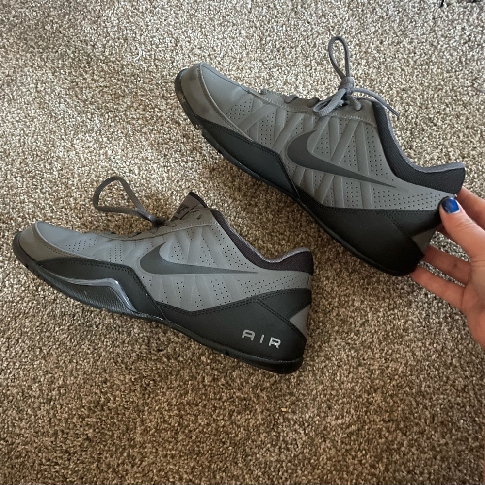 Men’s Nike Air tennis shoe